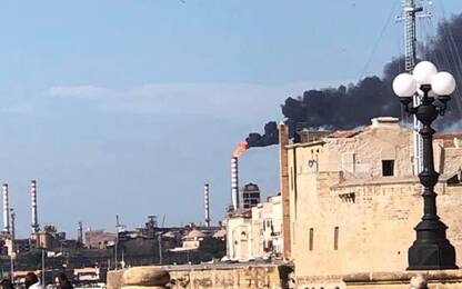 Taranto, blocco alla raffineria Eni: fiamme e fumo nero