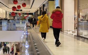 Orio Center uno dei più grandi centri commerciali d'Italia, in attesa dei saldi affluenza discreta nel ponte natalizio. Mancano i turisti stranieri causa limitazioni nei viaggi.