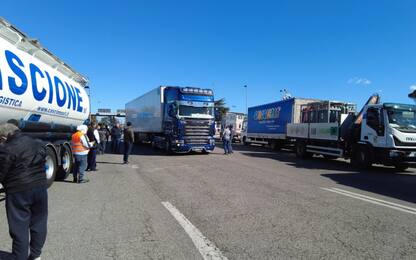 Sciopero autotrasportatori a Foggia, accoltellato un manifestante