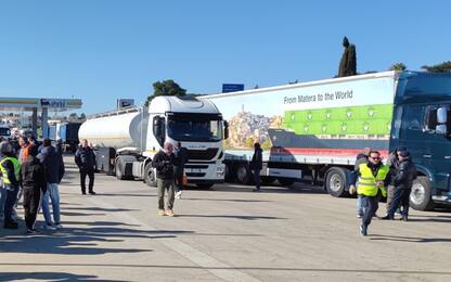 Bari, prosegue lo sciopero dei camionisti: tangenziale bloccata