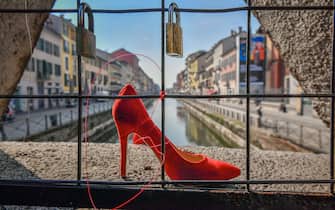 L'Iniziativa con le scarpette rosse sul ponte Alda Merini in occasione della Festa della donna, organizzata da Canottieri San Cristoforo, Milano,   8 Marzo,  2021,  ANSA/Andrea Fasani