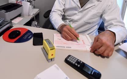 Rinnovo contratto medici, firmata pre-intesa: aumenti medi di 289 euro