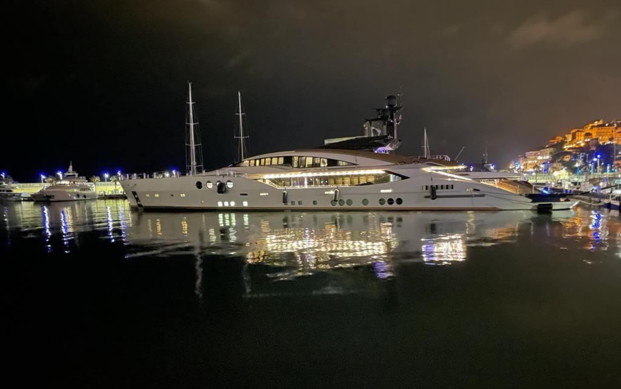 Il maxi-yacht 'congelato' a Imperia