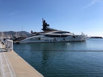Il maxi yacht "Lady M" dell'oligarca russo Alexei Mordashov nel porto di Imperia, in una immagine del 02 marzo 2022.
ANSA/FABRIZIO TENERELLI