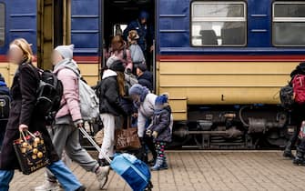 Refugees get off the train in Lviv.
Since the beginning of the Russian military invasion, more than 1.7 million refugees have left Ukraine. This is reported by the UN refugee agency. (Photo by Vincenzo Circosta / SOPA Images/Sipa USA)