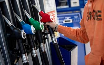 A man refuels his car at a gas station in Rome, Italy, 13 March 2022. Gasoline prices are at an unprecedented level, in part because of the increase in the price of crude oil due to the war in Ukraine
ANSA/MASSIMO PERCOSSI