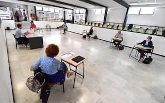 Un momento del primo giorno degli esami di maturit  alla scuola superiore liceo classico e linguistico statale Giuseppe Mazzini, Genova, 17 giugno 2020. ANSA/LUCA ZENNARO