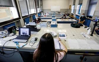 Una studentessa durante la prova orale agli esami di maturita' al liceo statale A. Volta  durante l'emergenza Coronavirus a Milano, 17 giugno 2020.ANSA/Mourad Balti Touati