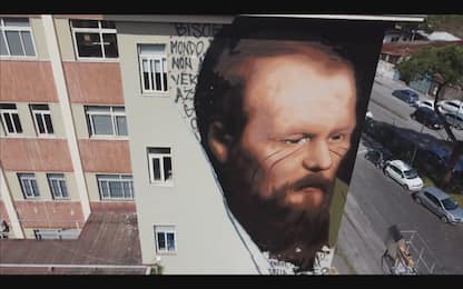 Guerra in Ucraina, Jorit dipinge Dostoevskij su una scuola di Napoli