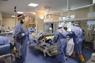 Un'immagine del reparto di terapia intensiva all'ospedale Poliambulanza di Brescia, reparto Covid, 25 gennaio 2022. ANSA/FILIPPO VENEZIA