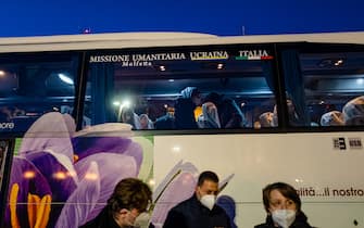 1239122016 Ukrainians just got off the bus that traveled 2000 km to save them from the war, on 11 March 2022 in Molfetta at Banchina Seminario.
Started on Tuesday 8 March 2022 from Molfetta, the humanitarian mission to save Ukrainians who fled the war and returned tonight. 45 people (including a newborn) and 3 puppies were rescued.
An initiative born spontaneously from the will of the parish priest of the Duomo Don Gino Samarelli and made possible thanks to the collaboration with the Diocese and the social services of the Municipality of Molfetta as well as Sermolfetta.
In Lviv the meeting with this group of people who were accompanied on their journey to Italy: many embraced relatives and family or friends in intermediate stages, five blind men transported to an ad hoc center in Foggia while in 13 will remain in Molfetta, hosted in a system that will see local parishes at the forefront (Photo by Davide Pischettola/NurPhoto via Getty Images)