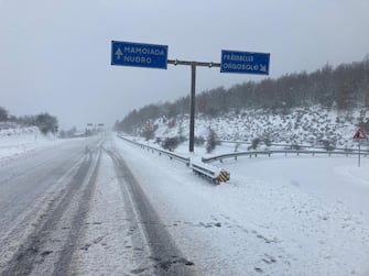 A  snowy road in Cagliari, Italy, 02 April 2022. The wave of bad weather is breaking down throughout the peninsula with strong winds and storm surges
ANSA/Fabrizio Fois