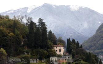 Le cime imbiancate delle montagne che si affacciano sul lago di Como,  2  Aprile 2022.
ANSA / MATTEO BAZZI