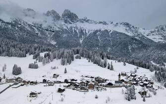 La neve caduta a Falcade, sulle Dolomiti bellunesi, 02 aprile 2022.
ANSA/CLAUDIO GHIZZO