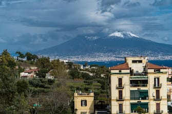 The snow-covered the top of Vesuvius in Naples, 2 April 2022. ANSA/CESARE ABBATE