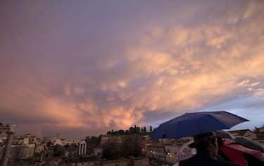 Nuvole sul Campidoglio a Roma, 4 dicembre 2014. ANSA/MASSIMO PERCOSSI