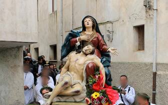 Un momento della processione della Madonna Addolorata di Nocera Terinese (Cz), 04 aprile 2015. ANSA/LUIGI SALSINI