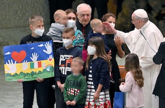 Pope Francis (R) meets with Ukrainian children during the weekly general audience in the Paul VI Audience Hall, in Vatican City, 06 April 2022. The pontiff lamented the 'massacre of Bucha', in the Kyiv suburb where dozens of bodies in civilian clothing have been found, and renewed his calls for an end to the war in Ukraine.  ANSA/ETTORE FERRARI 