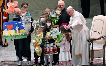 Pope Francis (R) presents Easter eggs as he meets with Ukrainian children during the weekly general audience in the Paul VI Audience Hall, in Vatican City, 06 April 2022. The pontiff lamented the 'massacre of Bucha', in the Kyiv suburb where dozens of bodies in civilian clothing have been found, and renewed his calls for an end to the war in Ukraine.  ANSA/ETTORE FERRARI 