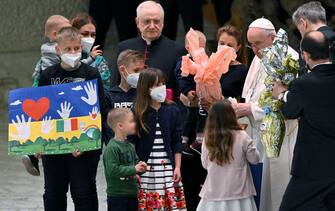 Pope Francis (3-R) presents Easter eggs as he meets with Ukrainian children during the weekly general audience in the Paul VI Audience Hall, in Vatican City, 06 April 2022. The pontiff lamented the 'massacre of Bucha', in the Kyiv suburb where dozens of bodies in civilian clothing have been found, and renewed his calls for an end to the war in Ukraine.  ANSA/ETTORE FERRARI 