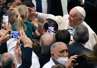 Pope Francis (R) greets faithful at the end oh his weekly general audience in Paolo VI Hall, Vatican City, 06 April 2022.  ANSA/ETTORE FERRARI 
