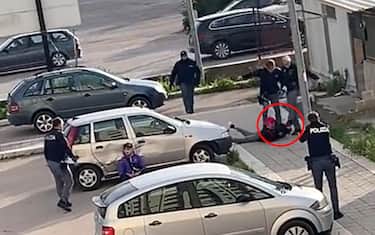 Un video, diventato virale su Tik Tok, immortala un poliziotto che sferra un calcio in faccia ad un 23enne immobilizzato per terra da un altro agente che lo aveva fermato per resistenza a pubblico ufficiale dopo un inseguimento. L'episodio è del 2 aprile ed è avvenuto a Foggia, 07 aprile 2022.   
Tik Tok/@s_e_r_g_i_o_2_1   +++ATTENZIONE LA FOTO NON PUO' ESSERE PUBBLICATA O RIPRODOTTA SENZA L'AUTORIZZAZIONE DELLA FONTE DI ORIGINE CUI SI RINVIA+++   +++NO SALES; NO ARCHIVE; EDITORIAL USE ONLY+++