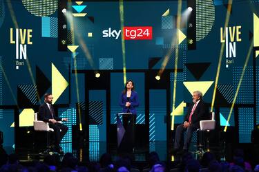 BARI, ITALIA - APRILE 08: Introduzione del direttore di Sky TG24 Giuseppe De Bellis insieme al presidente della Regione Puglia Michele Emiliano †durante "Sky TG24 LIVE IN BARI" - Teatro Kursaal Santalucia - 08 Aprile, 2022 , Bari (Ernesto Ruscio/Sky TG24)
