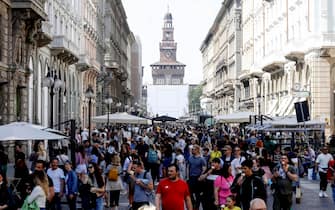 Gente per strada a Milano a Pasqua