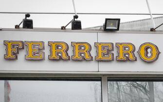 BELGIUM FERRERO The logo is seen of Ferrero factory in Arlon, Belgium, 07 April 2022. Cases of salmonellosis linked to Kinder products manufactured in the Ferrero Ardennes factory in Arlon are increasing. According to the Swedish Food Safety Agency, 125 cases of salmonellosis after consumption of these products have been reported so far in seven European countries. A count that is probably not definitive.The most affected country is the United Kingdom, where 63 infections have been recorded yet. 'The health authorities are currently examining the possibility of a link between these cases of salmonellosis observed in recent weeks and the ingestion of Ferrero chocolate products', specifies Jean-Sebastien Walhin, the Afsca (Belgian agency for food security (Afsca / Favv)) spokesman. ANSA/JULIEN WARNAND