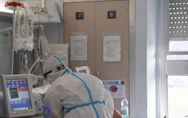Health workers wearing overalls and protective masks at work in the intensive care unit of the hospital of Cremona amid the Covid-?19 coronavirus pandemic, in Cremona, northern Italy, 26 December 2021. ANSA/ FILIPPO VENEZIA