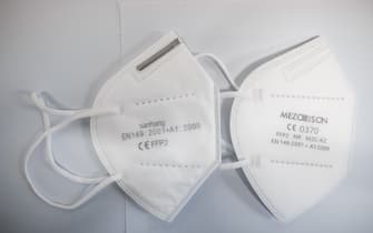 26 January 2021, North Rhine-Westphalia, Essen: Two FFP2 masks are lying on a table. The CE certification printed on them is only genuine with the four-digit test number, the left mask shows a presumably forged CE certification. The certification and testing process of FFP2 masks and KN95 masks is carried out by the company DMT and TüV-Nord in a laboratory in Essen. Photo: Fabian Strauch/dpa