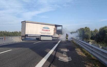 Assalto portavalori sull'A14, auto e tir in fiamme a nord di Bari FOTO