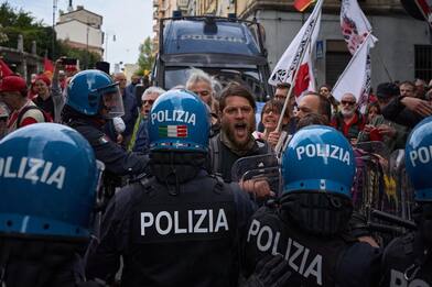 1 Maggio, a Trieste scontri al corteo con No Green pass