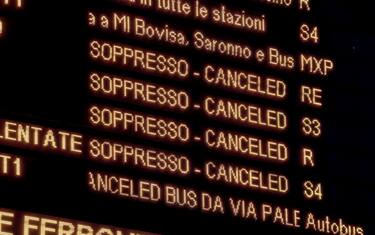 Sciopero Mezzi - Treni regionali soppressi in stazione Cadorna a Milano, 16 dicembre 2021.ANSA/MOURAD BALTI TOUATI

