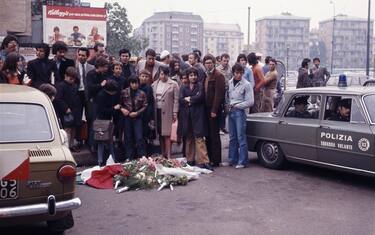 People putting bunch of flowers where Italian police superintender Luigi Calabresi was killed. Milan, May 1972. (Photo by Mondadori via Getty Images)