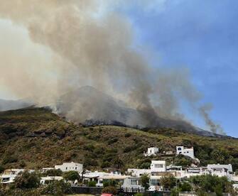 L'incendio durante le riprese della fiction su protezione civile a Stromboli, 25 maggio 2022. Un incendio è divampato a Stromboli, nelle Eolie, durante le riprese di una fiction, con Ambra Angiolini, sulla protezione civile. Il vento di scirocco sulle isole ha propagato l'incendio che partito dalla zona soprastante San Vincenzo ha raggiunto anche Scari. Almeno cinque ettari di macchia mediterranea è ridotta in cenere e le fiamme rischiano di raggiungere anche alcune villette. Sono intervenuti un canadair e un elicottero che stanno "bombardando" le zone interessate dalle fiamme con continui con acqua di mare. Non è ancora chiaro da dove si sia propagato il rogo.
ANSA/ROBERTA DENTI