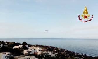 Canadair in volo per domare l'incendio