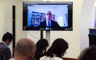 Il sottosegretario alla Presidenza del Consiglio per la Sicurezza Franco Gabrielli in videocollegamento durante la conferenza stampa presso la Sala Polifunzionale della Presidenza del Consiglio, Roma, 10 giugno 2022. ANSA/ANGELO CARCONI