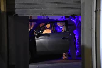 I Carabinieri della scientifica ispezionano l'auto trovata abbandonata a Piano di Tremestieri (Catania) dove una bimba di cinque anni è stata sequestrata,13 giugno 2022.   ANSA/Orietta Scardino