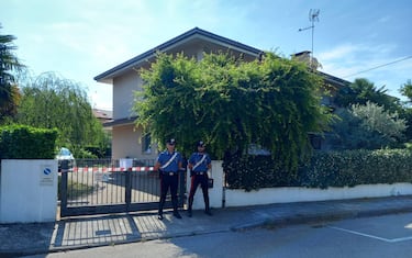 Carabinieri sotto l'abitazione posta sotto sequestro dove un uomo ha ucciso la moglie, Codroipo (Udine), 15 giugno 2022. ANSA/LORENZO PADOVAN