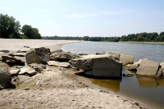 Il fiume Po in secca a causa dell'assenza di precipitazioni e del grande caldo in localitÃ  Polesine Parmense (Parma), 23 giugno 2017.
ANSA/SANDRO CAPATTI
