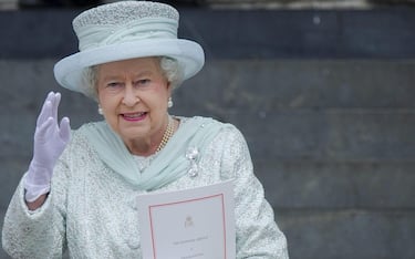 Queen Elizabeth II waves as she leaves the National Service of Thanksgiving to celebrate her Diamond Jubilee at St Paul's Cathedral in London, Britain, 05 June 2012. ANSA / FACUNDO ARRIZABALAGA