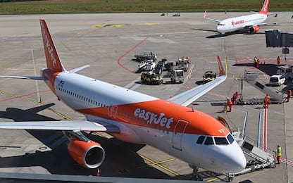 EasyJet, decine di voli cancellati per l'estate 2022: ecco perché