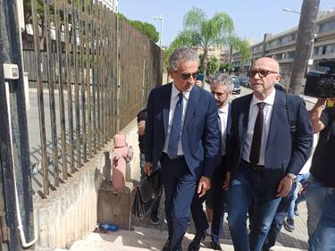 Canadian director Paul Haggis flanked by his lawyer Michele Laforgia (L) arrives at Tribunal Palace to be present in court for guarantee questioning in Brindisi, Italy, 22 June 2022. Oscar-winning Canadian director Paul Haggis has been detained in southern Italy after a woman accused him of sexually assaulting her. The 69-year-old is accused of forcing the young, non-Italian woman to have non-consensual sexual relations with her over two days in the Puglia town of Ostuni.
ANSA/Danilo Santoro