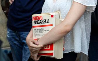 Una studentessa con dei libri I ragazzi del quinto all'entrata della scuola Giulio Cesare per l'esame di maturita', Roma, 22 giugno 2022. ANSA/MASSIMO PERCOSSI