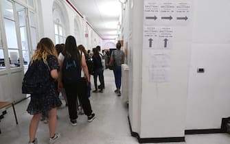 Studenti per la prima prova d'esame della maturita' 2022 al liceo statale Gobetti, indirizzo scienze umane, linguistico e coreutico. Genova, 22 giugno 2022