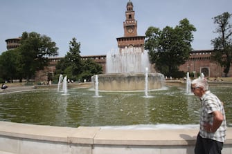 La Fontana del Castello Sforzesco diventata di colore verde a causa della crescita delle alghe, Milano, 21 giugno 2022 , ANSA / PAOLO SALMOIRAGO