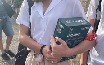 I primi studenti impegnati nella prova di italiano della maturità arrivano all'Itts Alessandro Volta di Perugia, 22 giugno 2022.
ANSA/Angela Rotini