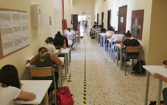 Gli studenti impegnati nella prova di italiano della maturità arrivano al liceo classico Vittorio Emanuele a Palermo, 22 giugno 2022. 
ANSA/Ignazio Marchese
