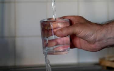 A man fills a glass with tap water, in Rome, Italy, 20 June 2022. Lazio on 20 June declared a state of calamity for drought that has hit the central Italian region and many others, especially in the north. Lazio Governor Nicola Zingaretti said the move was aimed at taking measures such as saving water in all activities starting with household consumption. A drought alert has spread from the Po valley, where waters are three quarters down amid the worst drought in 70 years, to central rivers like the Arno, the Aniene and the Tiber, which have half the water they normally do at this time of the year, officials said last week. While Lombardy, Piedmont, Veneto and Emilia-Romagna are also set to request a state of emergency, authorities in the more central regions are urging a reduction in the use of water for energy and other purposes.
ANSA/MASSIMO PERCOSSI